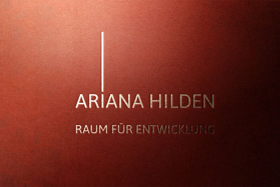 Logo von Ariana Hilden auf Rot