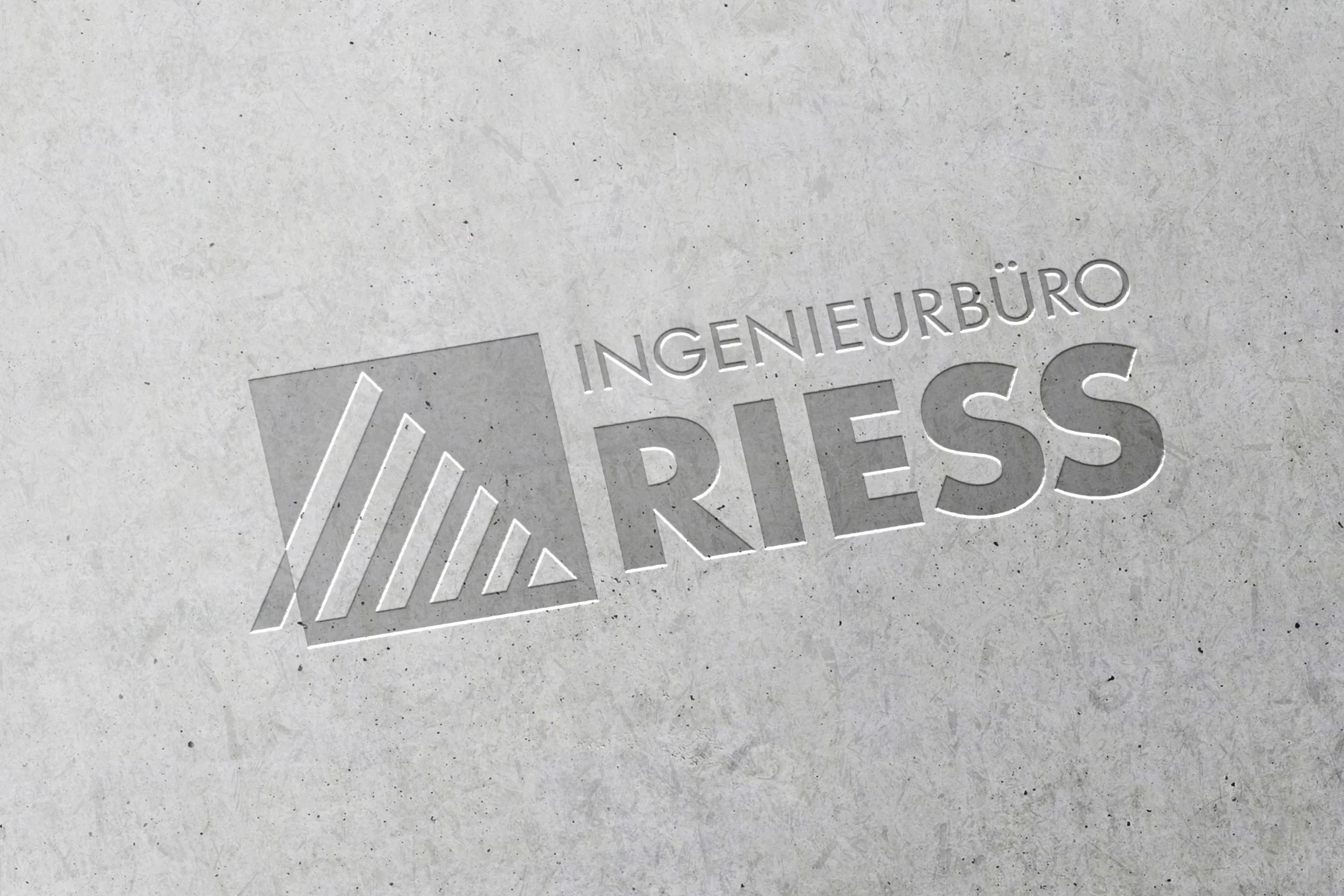 Das Logo des Ingenieurbüros Riess auf Beton